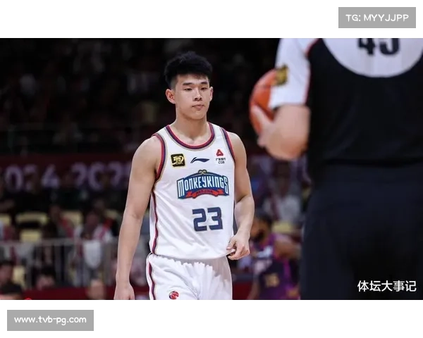 林葳注视全明星首发合影，眼中渴望未来成动力